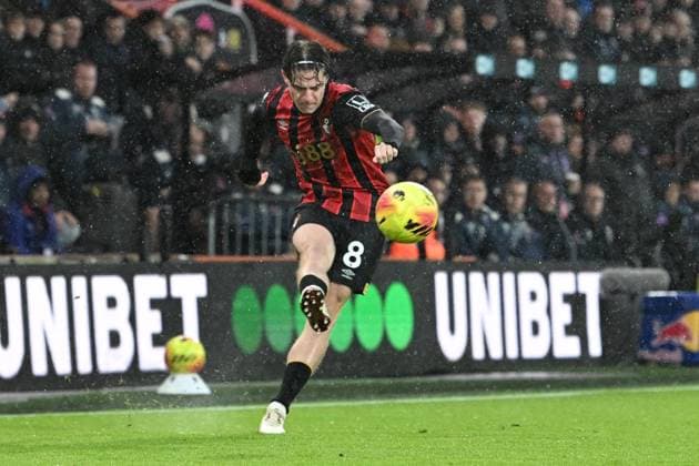 Bournemouth v West Ham United Premier League 22 11 2025. Alex Scott (8) of AFC Bournemouth takes a free kick during the Premier League match between Bournemouth and West Ham United at the Vitality Stadium, Bournemouth, England on 22 November 2025. Bournemouth Vitality Stadium Dorset England Editorial use only DataCo restrictions apply See www.football-dataco.com , Copyright: xGrahamxHuntx PSI-23261-0018