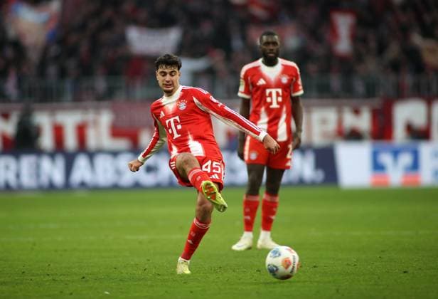 Fussball, Herren, Bundesliga, Saison 2025 2026, FC Bayern München - SC Freiburg, Allianz Arena Aleksandar Pavlovic (FC Bayern München) spielt einen Ball DFB, DFL regulations prohibit any use of photographs as image sequences and or quasi-video
