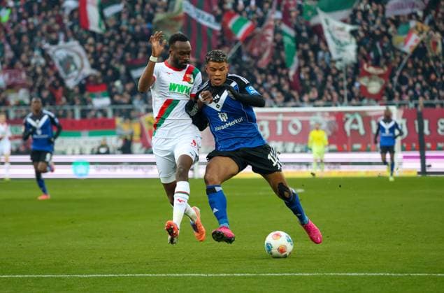 Deutschland: 1. Bundesliga 2025 26, 11. Spieltag - FC Augsburg vs Hamburger SV, WWK Arena (Augsburg): Chrislain Matsima, (FC Augsburg, 5), Ransford Königsdörffer Ransford Koenigsdoerffer, (Hamburger SV, 11) Augsburg WWK Arena Bayern Deutschland Copyright: xBenedictxChristx