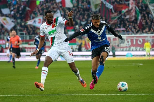 Deutschland: 1. Bundesliga 2025 26, 11. Spieltag - FC Augsburg vs Hamburger SV, WWK Arena (Augsburg): Chrislain Matsima, (FC Augsburg, 5), Ransford Königsdörffer Ransford Koenigsdoerffer, (Hamburger SV, 11) Augsburg WWK Arena Bayern Deutschland Copyright: xBenedictxChristx