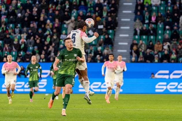 Deutschland, Fussball, 1. Bundesliga, 11.Spieltag 2025 2026: VfL Wolfsburg - Bayer 04 Leverkusen am 22.11. in Wolfsburg (Volkswagen-Arena): Kopfballduell Loic BadÃ (Bayer 04 Leverkusen 5) Dzenan Pejcinovic (VfL Wolfsburg 17) Copyright: xSvenxHeidmannx