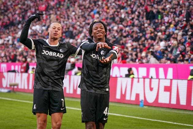 Deutschland: Fussball Bundesliga 2025 26, 11. Spieltag - FC Bayern vs SC Freiburg - Allianz-Arena (München): Tor und Torjubel zum 0:2 durch Johan Manzambi (SC Freiburg, 44) Freude, Emotionen, Jubel mit Derry Scherhant (SC Freiburg, 07) München Bayern Deutschland Copyright: xJOERANxSTEINIEKx