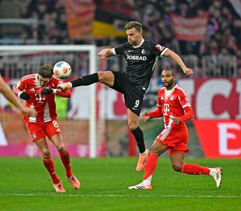 22.11.2025, Fussball Bundesliga 2025 2026, 11.Spieltag, FC Bayern München - SC Freiburg, in der Allianz-Arena München, v.l. Leon Goretzka (FC Bayern München), Lucas Höler (SC Freiburg) und Jonathan Tah (FC Bayern München) im Duell um den Ball.