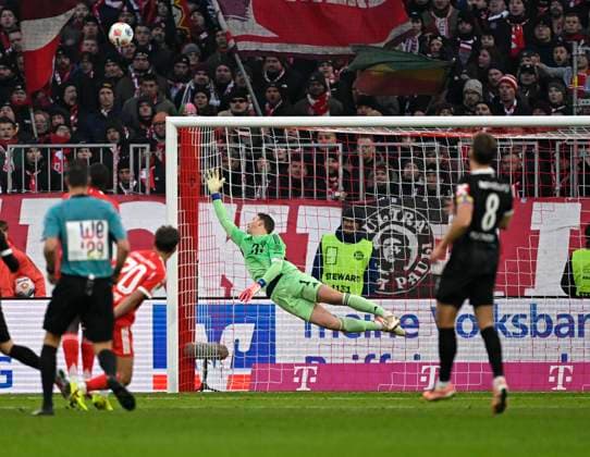 22.11.2025, Fussball Bundesliga 2025 2026, 11.Spieltag, FC Bayern München - SC Freiburg, in der Allianz-Arena München, Torwart Manuel Neuer (FC Bayern München) hechtet dem Ball hinterher