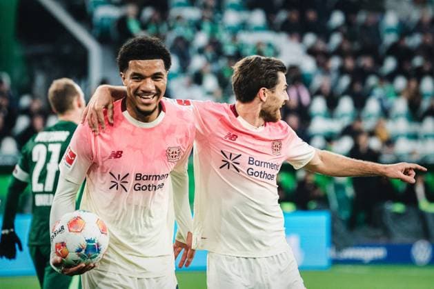 1. Bundesliga: VfL Wolfsburg vs. Bayer 04 Leverkusen, 22.11.2025 TOR Malik Tillman (Bayer 04 Leverkusen, 10) zum 0:3 JUBEL; Fußball, 1. Bundesliga, 11. Spieltag: VfL Wolfsburg vs. Bayer 04 Leverkusen am 22.11.2025 in der Volkswagen Arena, Wolfsburg DFL REGULATIONS PROHIBIT ANY USE OF PHOTOGRAPHS AS IMAGE SEQUENCES AND OR QUASI-VIDEO. Copyright: xBEAUTIFULxSPORTS Tonhäuserx