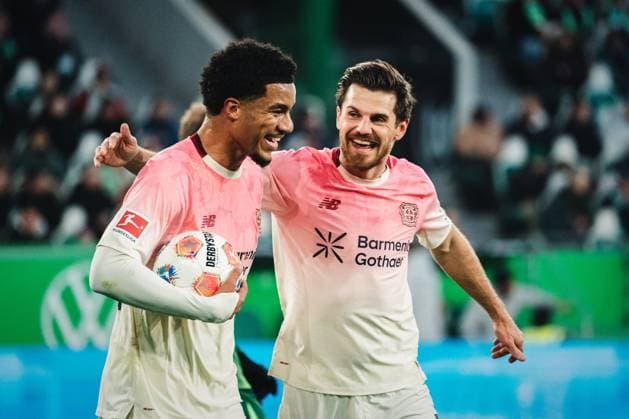 1. Bundesliga: VfL Wolfsburg vs. Bayer 04 Leverkusen, 22.11.2025 TOR Malik Tillman (Bayer 04 Leverkusen, 10) zum 0:3 JUBEL; Fußball, 1. Bundesliga, 11. Spieltag: VfL Wolfsburg vs. Bayer 04 Leverkusen am 22.11.2025 in der Volkswagen Arena, Wolfsburg DFL REGULATIONS PROHIBIT ANY USE OF PHOTOGRAPHS AS IMAGE SEQUENCES AND OR QUASI-VIDEO. Copyright: xBEAUTIFULxSPORTS Tonhäuserx