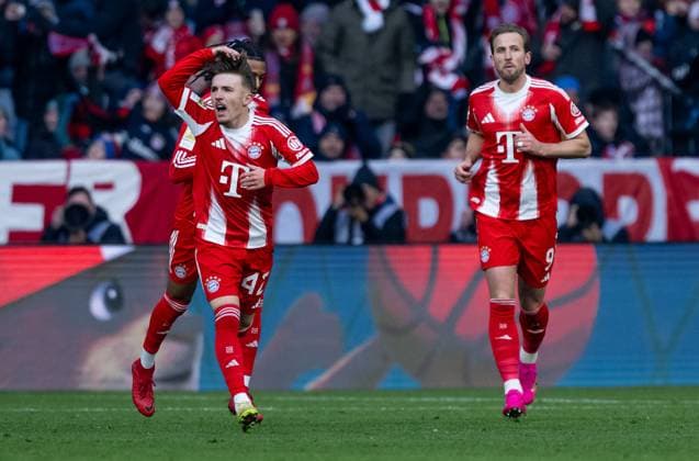Lennart Karl (FC Bayern Muenchen, 42) bejubelt sein Tor zum 1:2 - Anschluss GER, FC Bayern Muenchen vs. SC Freiburg, Fussball, Bundesliga, 11. Spieltag, Spielzeit 2025 2026, 22.11.2025. (DFL DFB REGULATIONS PROHIBIT ANY USE OF PHOTOGRAPHS as IMAGE SEQUENCES and or QUASI-VIDEO). GER, FC Bayern Muenchen vs. SC Freiburg, Fussball, Bundesliga, 11. Spieltag, Spielzeit 2025 2026, 22.11.2025. Muenchen Copyright: xEibner-Pressefoto HeikexFeinerx EP_HFR
