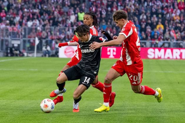 Michael Olise (FC Bayern Muenchen, 17) und Tom Bischof (FC Bayern Muenchen, 20) im Kampf um den Ball mit Yuito Suzuki (SC Freiburg, 14) GER, FC Bayern Muenchen vs. SC Freiburg, Fussball, Bundesliga, 11. Spieltag, Spielzeit 2025 2026, 22.11.2025. (DFL DFB REGULATIONS PROHIBIT ANY USE OF PHOTOGRAPHS as IMAGE SEQUENCES and or QUASI-VIDEO). GER, FC Bayern Muenchen vs. SC Freiburg, Fussball, Bundesliga, 11. Spieltag, Spielzeit 2025 2026, 22.11.2025. Muenchen Copyright: xEibner-Pressefoto HeikexFeinerx EP_HFR