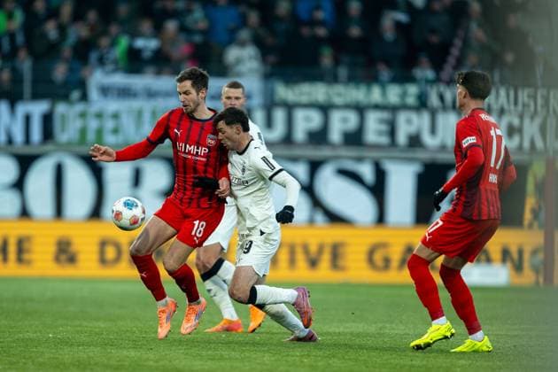 Marvin Pieringer (FC Heidenheim, 18), Nathan Ngoumou (Borussia Moenchengladbach, 19), Mathias Honsak (FC Heidenheim, 17), GER, 1. FC Heidenheim vs. Borussia Moenchengladbach, Fussball, Bundesliga, 11. Spieltag, Spielzeit 2025 2026, 22.11.2025, DFL DFB REGULATIONS PROHIBIT ANY USE OF PHOTOGRAPHS AS IMAGE SEQUENCES AND OR QUASI-VIDEO, GER, 1. FC Heidenheim vs. Borussia Moenchengladbach, Fussball, Bundesliga, 11. Spieltag, Spielzeit 2025 2026, 22.11.2025 Heidenheim Copyright: xEibner-Pressefotox EP_EER