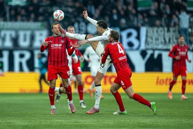 Jonas Foehrenbach (FC Heidenheim, 19), Haris Tabakovic (Borussia Moenchengladbach, 15), Tim Siersleben (FC Heidenheim, 04), GER, 1. FC Heidenheim vs. Borussia Moenchengladbach, Fussball, Bundesliga, 11. Spieltag, Spielzeit 2025 2026, 22.11.2025, DFL DFB REGULATIONS PROHIBIT ANY USE OF PHOTOGRAPHS AS IMAGE SEQUENCES AND OR QUASI-VIDEO, GER, 1. FC Heidenheim vs. Borussia Moenchengladbach, Fussball, Bundesliga, 11. Spieltag, Spielzeit 2025 2026, 22.11.2025 Heidenheim Copyright: xEibner-Pressefotox EP_EER