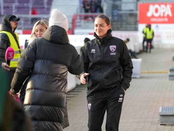 Sabrina Wittmann (FC Ingolstadt, Coach) begruesst Reporter vor dem Interview VfL Osnabrueck vs. FC Ingolstadt, Fußball, 3. Liga, 15. Spieltag, Saison 2025 2026, 22.11.2025 DFB REGULATIONS PROHIBIT ANY USE OF PHOTOGRAPHS AS IMAGE SEQUENCES AND OR QUASI-VIDEO, VfL Osnabrueck vs. FC Ingolstadt, Fußball, 3. Liga, 15. Spieltag, Saison 2025 2026, 22.11.2025 Osnabrueck Copyright: xEibner-Pressefoto DamianxKruczynx EP_DKI
