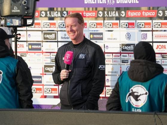 Timo Schultz (Cheftrainer, VfL Osnabrueck) beim Interview VfL Osnabrueck vs. FC Ingolstadt, Fußball, 3. Liga, 15. Spieltag, Saison 2025 2026, 22.11.2025 DFB REGULATIONS PROHIBIT ANY USE OF PHOTOGRAPHS AS IMAGE SEQUENCES AND OR QUASI-VIDEO, VfL Osnabrueck vs. FC Ingolstadt, Fußball, 3. Liga, 15. Spieltag, Saison 2025 2026, 22.11.2025 Osnabrueck Copyright: xEibner-Pressefoto DamianxKruczynx EP_DKI