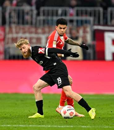 22.11.2025, Fussball Bundesliga 2025 2026, 11.Spieltag, FC Bayern München - SC Freiburg, in der Allianz-Arena München, v.l. Niklas Beste (SC Freiburg) gegen Luis Diaz (FC Bayern München)