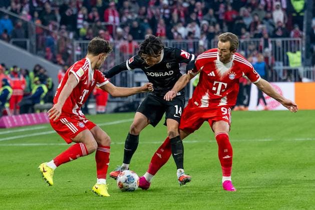 Tom Bischof (FC Bayern Muenchen, 20) und Harry Kane (FC Bayern Muenchen, 9) im Kampf um den Ball mit Yuito Suzuki (SC Freiburg, 14) GER, FC Bayern Muenchen vs. SC Freiburg, Fussball, Bundesliga, 11. Spieltag, Spielzeit 2025 2026, 22.11.2025. (DFL DFB REGULATIONS PROHIBIT ANY USE OF PHOTOGRAPHS as IMAGE SEQUENCES and or QUASI-VIDEO). GER, FC Bayern Muenchen vs. SC Freiburg, Fussball, Bundesliga, 11. Spieltag, Spielzeit 2025 2026, 22.11.2025. Muenchen Copyright: xEibner-Pressefoto HeikexFeinerx EP_HFR