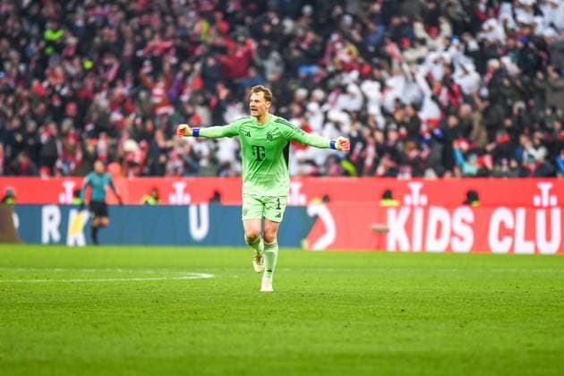 Manuel Neuer (1 Bayern) jubelt über das Tor zum 2-2 beim Bundesligaspiel FC Bayern München - SC Freiburg am 22.11.2025.
