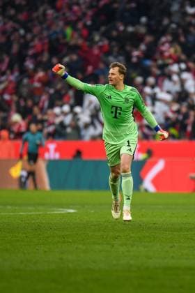 Manuel Neuer (1 Bayern) jubelt über das Tor zum 2-2 beim Bundesligaspiel FC Bayern München - SC Freiburg am 22.11.2025.
