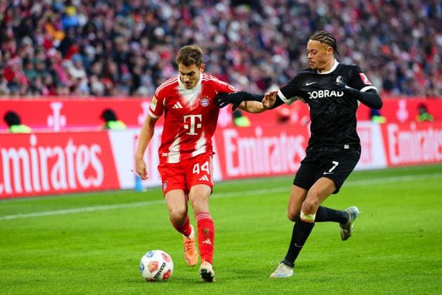 Josip Stanisic (44, FC Bayern München) und Derry Scherhant (7, SC Freiburg) beim Spiel zwischen FC Bayern München v SC Freiburg, Fußball, Herren, Bundesliga, 2025 2026, 11.Spieltag am 22.11.2025 in München, Allianz-Arena. DFL and DFB regulations prohibit any use of photographs as image sequences and or quasi-video. Bayern Deutschland