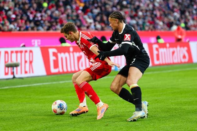 Josip Stanisic (44, FC Bayern München) und Derry Scherhant (7, SC Freiburg) beim Spiel zwischen FC Bayern München v SC Freiburg, Fußball, Herren, Bundesliga, 2025 2026, 11.Spieltag am 22.11.2025 in München, Allianz-Arena. DFL and DFB regulations prohibit any use of photographs as image sequences and or quasi-video. Bayern Deutschland