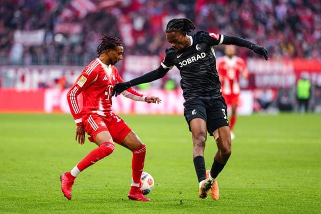 Michael Olise (17, FC Bayern München) und Jordy Makengo (33, SC Freiburg) beim Spiel zwischen FC Bayern München v SC Freiburg, Fußball, Herren, Bundesliga, 2025 2026, 11.Spieltag am 22.11.2025 in München, Allianz-Arena. DFL and DFB regulations prohibit any use of photographs as image sequences and or quasi-video. Bayern Deutschland