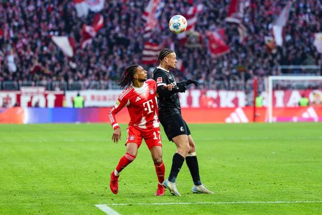 Michael Olise (17, FC Bayern München) und Derry Scherhant (7, SC Freiburg) beim Spiel zwischen FC Bayern München v SC Freiburg, Fußball, Herren, Bundesliga, 2025 2026, 11.Spieltag am 22.11.2025 in München, Allianz-Arena. DFL and DFB regulations prohibit any use of photographs as image sequences and or quasi-video. Bayern Deutschland