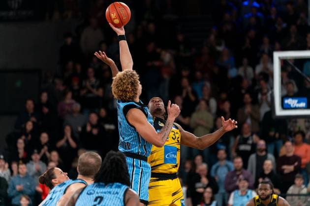 Tipp Off, Traveon Buchanan (MHP RIESEN Ludwigsburg, 02), Zacharie Perrin (Veolia Towers Hamburg, 52), GER, Veolia Towers Hamburg vs MHP Riesen Ludwigsburg, Basketball, Bundesliga, Spieltag 8, Saison 2025 2026, 22.11.2025 GER, Veolia Towers Hamburg vs MHP Riesen Ludwigsburg, Basketball, Bundesliga, Spieltag 8, Saison 2025 2026, 22.11.2025 Hamburg Copyright: xEibner-Pressefoto MaxxVincenx EP_MVN