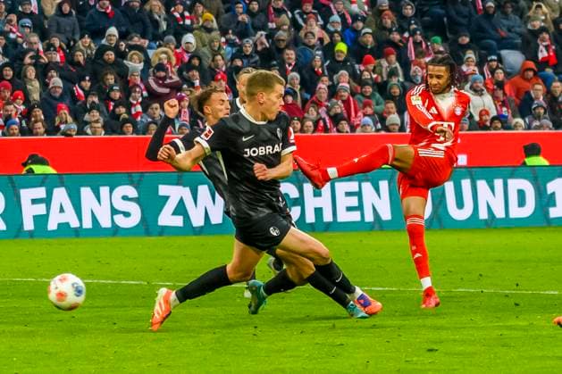 GER, DFB, FC Bayern Muenchen vs. SC Freiburg 22.11.2025, Allianz Arena, Muenchen, GER, DFB, FC Bayern Muenchen vs. SC Freiburg, im Bild Torschuss zum 2-2 durch Michael Olise (FCB 17)
