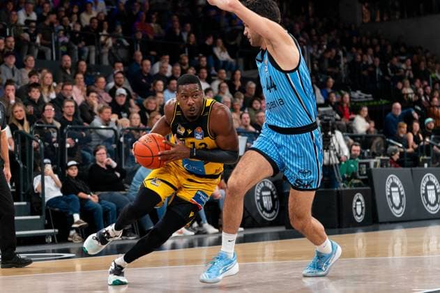 Yorman Polas Bartolo (MHP RIESEN Ludwigsburg, 13) im Dribbling gegen Benedikt Turudic (Veolia Towers Hamburg, 44), GER, Veolia Towers Hamburg vs MHP Riesen Ludwigsburg, Basketball, Bundesliga, Spieltag 8, Saison 2025 2026, 22.11.2025 GER, Veolia Towers Hamburg vs MHP Riesen Ludwigsburg, Basketball, Bundesliga, Spieltag 8, Saison 2025 2026, 22.11.2025 Hamburg Copyright: xEibner-Pressefoto MaxxVincenx EP_MVN