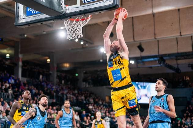 Jonas Wohlfarth-Bottermann (MHP RIESEN Ludwigsburg, 18) beim Dunk, GER, Veolia Towers Hamburg vs MHP Riesen Ludwigsburg, Basketball, Bundesliga, Spieltag 8, Saison 2025 2026, 22.11.2025 GER, Veolia Towers Hamburg vs MHP Riesen Ludwigsburg, Basketball, Bundesliga, Spieltag 8, Saison 2025 2026, 22.11.2025 Hamburg Copyright: xEibner-Pressefoto MaxxVincenx EP_MVN