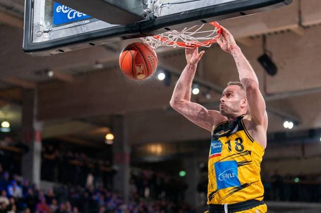 Jonas Wohlfarth-Bottermann (MHP RIESEN Ludwigsburg, 18) beim Dunk, GER, Veolia Towers Hamburg vs MHP Riesen Ludwigsburg, Basketball, Bundesliga, Spieltag 8, Saison 2025 2026, 22.11.2025 GER, Veolia Towers Hamburg vs MHP Riesen Ludwigsburg, Basketball, Bundesliga, Spieltag 8, Saison 2025 2026, 22.11.2025 Hamburg Copyright: xEibner-Pressefoto MaxxVincenx EP_MVN