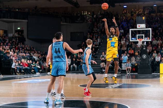 Elijah Hughes (MHP RIESEN Ludwigsburg, 07) beim Wurf, Benedikt Turudic (Veolia Towers Hamburg, 44), Jared Grey (Veolia Towers Hamburg, 08), GER, Veolia Towers Hamburg vs MHP Riesen Ludwigsburg, Basketball, Bundesliga, Spieltag 8, Saison 2025 2026, 22.11.2025 GER, Veolia Towers Hamburg vs MHP Riesen Ludwigsburg, Basketball, Bundesliga, Spieltag 8, Saison 2025 2026, 22.11.2025 Hamburg Copyright: xEibner-Pressefoto MaxxVincenx EP_MVN