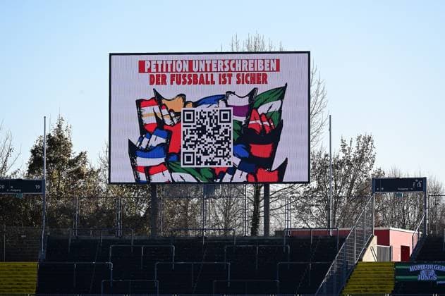 22.11.2025 xkhx Kassel Regionalliga Südwest Saison 2025 2026 KSV Hessen Kassel - FC 08 Homburg Auf der Vidowand QR-Code für Petition - Fussball ist sicher