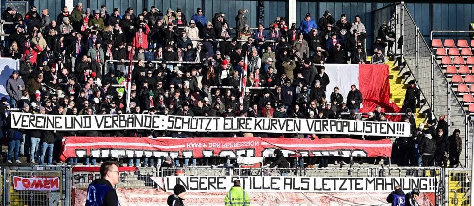22.11.2025 xkhx Kassel Regionalliga Südwest Saison 2025 2026 KSV Hessen Kassel - FC 08 Homburg Protest der Stille von den Ultras Fans wegen geplanter Verbote