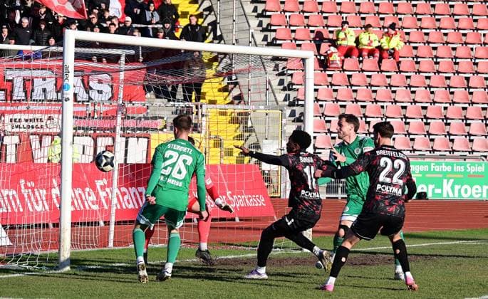 22.11.2025 xkhx Kassel Regionalliga Südwest Saison 2025 2026 KSV Hessen Kassel - FC 08 Homburg Phinees Bonianga (11, Hessen Kassel) vor dem Tor von Torwart Michael Gelt (Homburg)