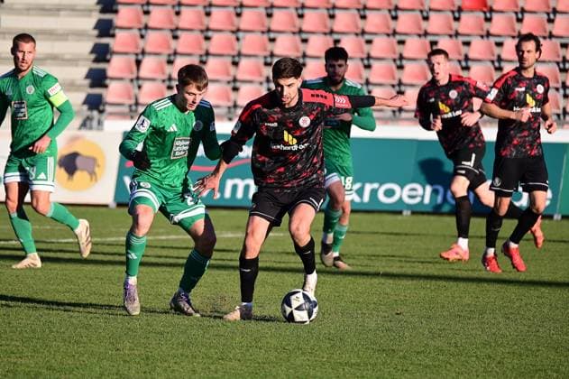 22.11.2025 xkhx Kassel Regionalliga Südwest Saison 2025 2026 KSV Hessen Kassel - FC 08 Homburg Simon Joachims (Homburg) gegen Danny Breitfelder (22, Hessen Kassel)