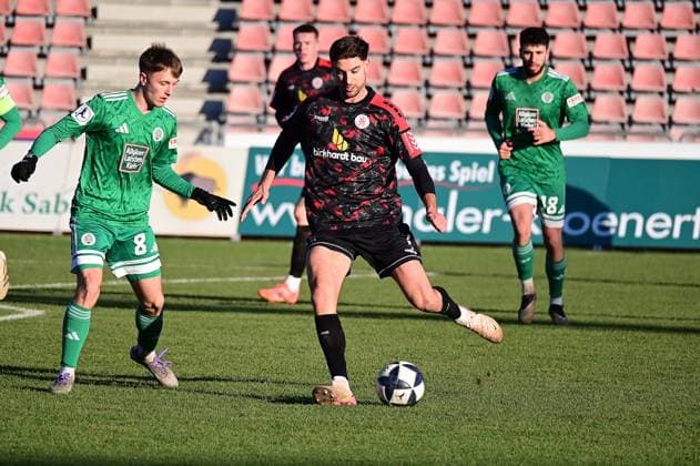 22.11.2025 xkhx Kassel Regionalliga Südwest Saison 2025 2026 KSV Hessen Kassel - FC 08 Homburg Simon Joachims (Homburg) gegen Danny Breitfelder (22, Hessen Kassel)