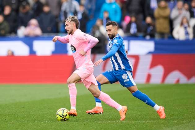 November 22, 2025, Vitoria, Alava, SPAIN: Abde Rebbach of Deportivo Alaves competes for the ball with Oscar Mingueza of RC Celta de Vigo during the LaLiga EA Sports match between Deportivo Alaves and RC Celta de Vigo at Mendizorrotza on November 22, 2025, in Vitoria, Spain. Vitoria SPAIN - ZUMAa181 20251122_zaa_a181_067 Copyright: xRicardoxLarreinax