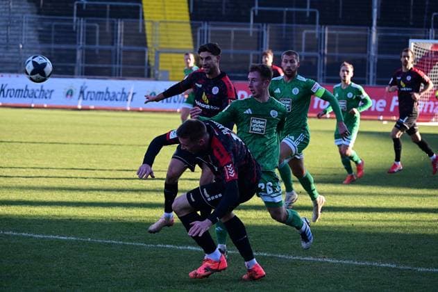 22.11.2025 xkhx Kassel Regionalliga Südwest Saison 2025 2026 KSV Hessen Kassel - FC 08 Homburg Zvonimir Plavcic (19, Hessen Kassel) gegen Tim Stinmetz (Homburg)