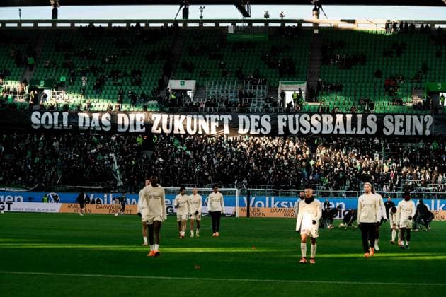Deutschland, Fußball, 1. Bundesliga 2025 26, 11. Spieltag - VfL Wolfsburg gegen Bayer Leverkusen - Volkswagen Arena Wolfsburg: Protestbanner Heimblock VfL Wolfsburg Soll das die Zukunft des Fußballs sein? *** Germany, Football, 1 Bundesliga 2025 26, Matchday 11 VfL Wolfsburg vs Bayer Leverkusen Volkswagen Arena Wolfsburg Protest banner home block VfL Wolfsburg Is this the future of soccer? Copyright: xJamesxZabelx