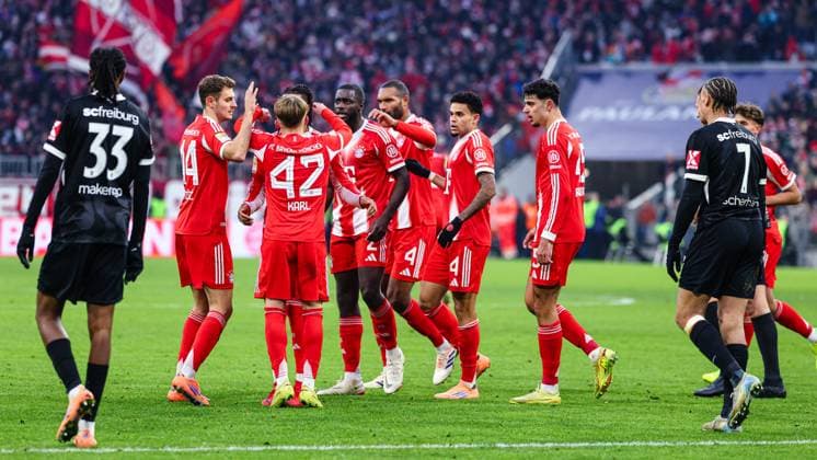 Team (FC Bayern München) Tor zum 2 : 2 beim Spiel zwischen FC Bayern München v SC Freiburg, Fußball, Herren, Bundesliga, 2025 2026, 11.Spieltag am 22.11.2025 in München, Allianz-Arena. DFL and DFB regulations prohibit any use of photographs as image sequences and or quasi-video. Bayern Deutschland