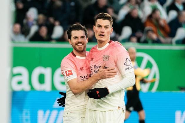Deutschland, Fußball, 1. Bundesliga 2025 26, 11. Spieltag - VfL Wolfsburg gegen Bayer Leverkusen - Volkswagen Arena Wolfsburg: Jonas Hofman (7, Bayer Leverkusen) Torjubel zum 1:0. Copyright: xJamesxZabelx