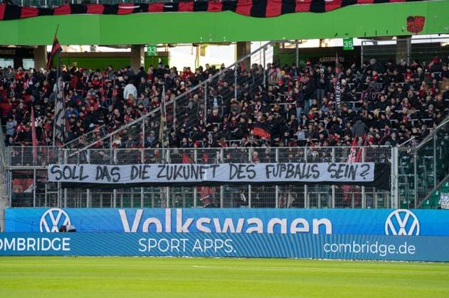 Deutschland, Fussball, 1. Bundesliga, 11.Spieltag 2025 2026: VfL Wolfsburg - Bayer 04 Leverkusen am 22.11. in Wolfsburg (Volkswagen-Arena): Protest Fans Fankurve Leverkusen Copyright: xSvenxHeidmannx
