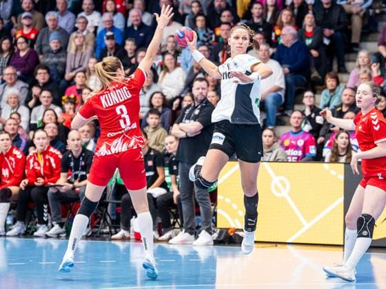 Xenia Smits (Deutschland, 11) setzt sich gegen Kerstin Kuendig (Schweiz, 03) durch, Deutschland vs. Schweiz, Handball, Laenderspiel, Frauen, Spielzeit 2025 2026, 22.11.2025, Deutschland vs. Schweiz, Handball, Laenderspiel, Frauen, Spielzeit 2025 2026, 22.11.2025 Goeppingen Copyright: xEibner-Pressefoto MichaelxSchmidx EP_MST