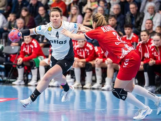 Alina Grijseels (Deutschland, 04) mit Tempo gegen Kerstin Kuendig (Schweiz, 03), Deutschland vs. Schweiz, Handball, Laenderspiel, Frauen, Spielzeit 2025 2026, 22.11.2025, Deutschland vs. Schweiz, Handball, Laenderspiel, Frauen, Spielzeit 2025 2026, 22.11.2025 Goeppingen Copyright: xEibner-Pressefoto MichaelxSchmidx EP_MST