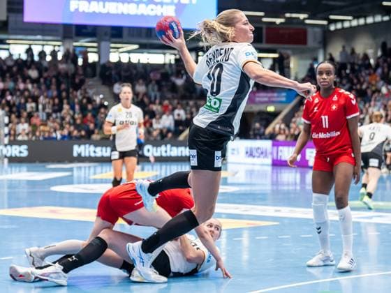 Jenny Behrend (Deutschland, 30) springt von aussen in den Kreis, Deutschland vs. Schweiz, Handball, Laenderspiel, Frauen, Spielzeit 2025 2026, 22.11.2025, Deutschland vs. Schweiz, Handball, Laenderspiel, Frauen, Spielzeit 2025 2026, 22.11.2025 Goeppingen Copyright: xEibner-Pressefoto MichaelxSchmidx EP_MST
