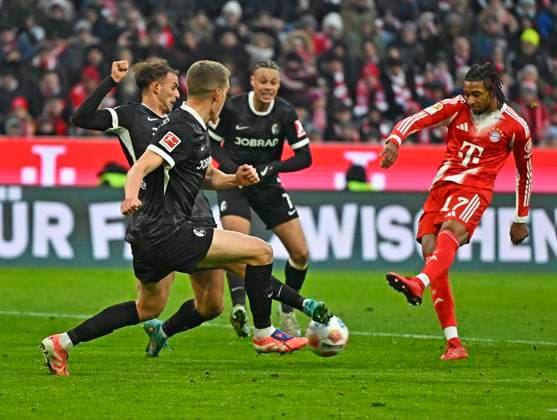 22.11.2025, Fussball Bundesliga 2025 2026, 11.Spieltag, FC Bayern München - SC Freiburg, in der Allianz-Arena München, Michael Olise (FC Bayern München) trifft zum 2:2