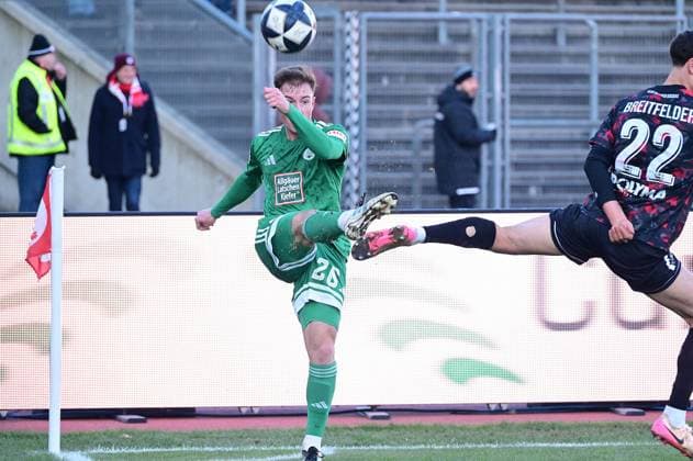22.11.2025 xkhx Kassel Regionalliga Südwest Saison 2025 2026 KSV Hessen Kassel - FC 08 Homburg Tim Stinmetz (Homburg) gegen Danny Breitfelder (22, Hessen Kassel)