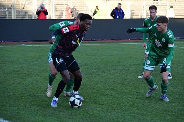 22.11.2025 xkhx Kassel Regionalliga Südwest Saison 2025 2026 KSV Hessen Kassel - FC 08 Homburg Phinees Bonianga (11, Hessen Kassel) gegen Mart Ristl und Simon Joachims (Homburg)