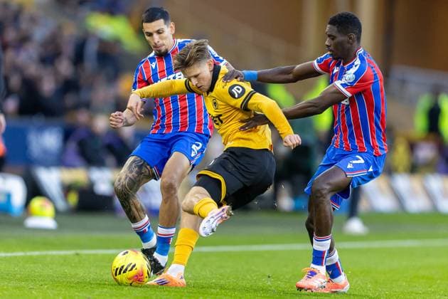 Wolverhampton Wanderers v Crystal Palace Premier League 22 11 2025. Wolverhampton Wanderers defender David Moller Wolfe (6) battles for possession with Crystal Palace midfielder Isma?la Sarr (7) during the Premier League match between Wolverhampton Wanderers and Crystal Palace at Molineux, Wolverhampton, England on 22 November 2025. Editorial use only DataCo restrictions apply See www.football-dataco.com , Copyright: xManjitxNarotrax PSI-23244-0007