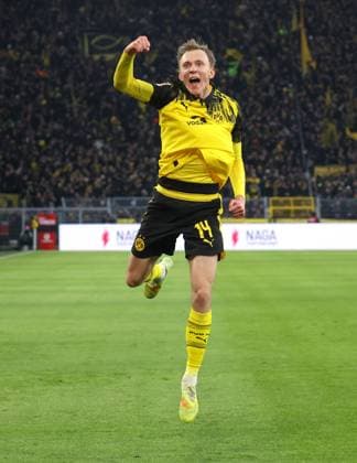 Stuttgart , Bundesliga Fußball Borussia Dortmund vs. VfB Stuttgart, Torschütze Maximilian Beier (BvB) jubelt über sein Tor zum 2:0 Gemäß den Vorgaben der DFL Deutschen Fußball Liga ist es untersagt, in dem Stadion und oder vom Spiel angefertigte Fotoaufnahmen in Form von Sequenzbildern und oder videoähnlichen Fotostrecken zu verwerten bzw. verwerten zu lassen. *** Stuttgart , Bundesliga soccer Borussia Dortmund vs VfB Stuttgart, goal scorer Maximilian Beier BvB celebrates his goal to 2 0 According to the regulations of the DFL German Football League, it is prohibited to use or have used photographs taken in the stadium and or of the match in the form of sequential images and or video-like photo series