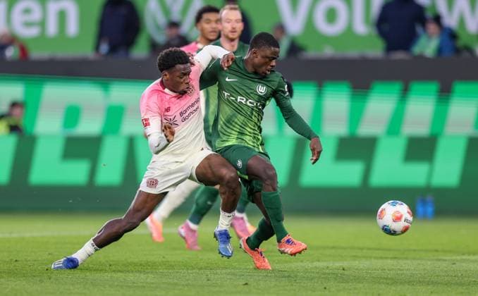 DEU, Wolfsburg, VfL Wolfsburg vs Bayer Leverkusen, Bundesliga, DFB, Saison 2526, Volkswagen Arena, 11. Spieltag, im Bild v.l.n.r: Ernest Poku (Bayer Leverkusen 19), Saël Kumbedi (VfL Wolfsburg 26) DFB DFL REGULATIONS PROHIBIT ANY USE OF PHOTOGRAPHS AS IMAGE SEQUENCES AND OR QUASI-VIDEO, 22.11.2025 Copyright: HMBxMedia HendrikxHamelau